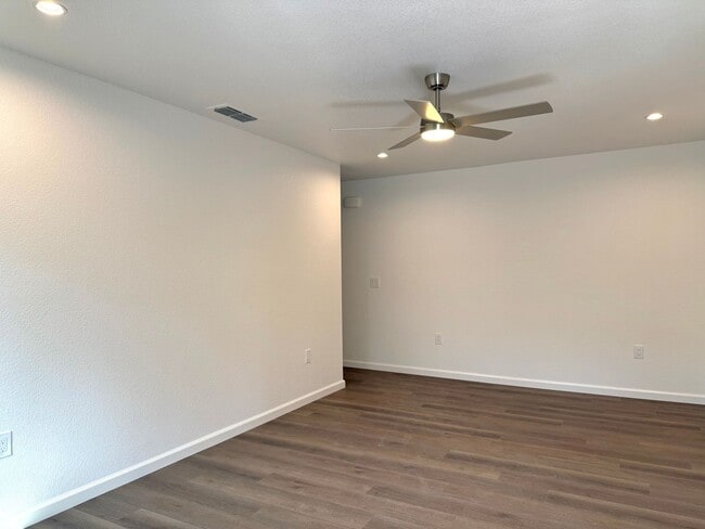 Building Photo - Fully Renovated 2 bed 1 bath !!