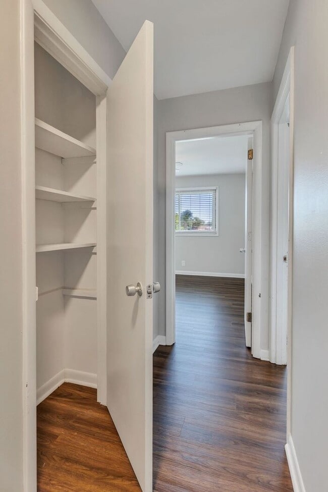 Building Photo - 2 Bedroom Unit was recently renovated. Live walking distance from the downtown square or steps fr...