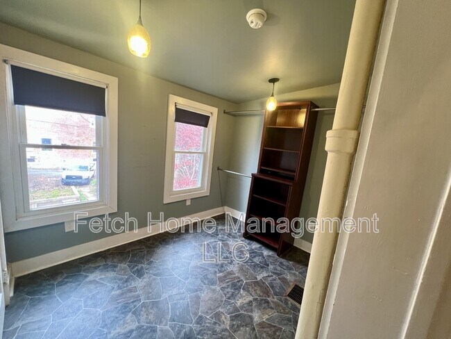 Building Photo - 533 W Walnut St