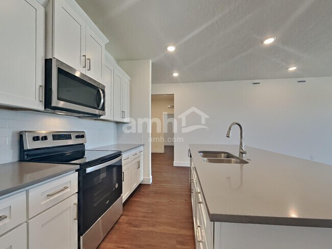 Building Photo - 9500 Aviara St