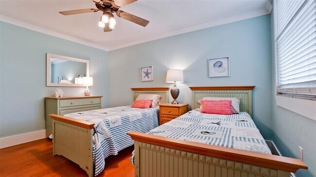 Building Photo - 401 Palm Tree Dr