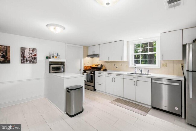 Building Photo - 5801 Devonshire Dr