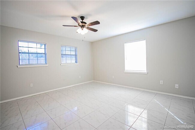 Building Photo - 15 Enfield Ave