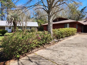 Building Photo - 6 Whispering Br