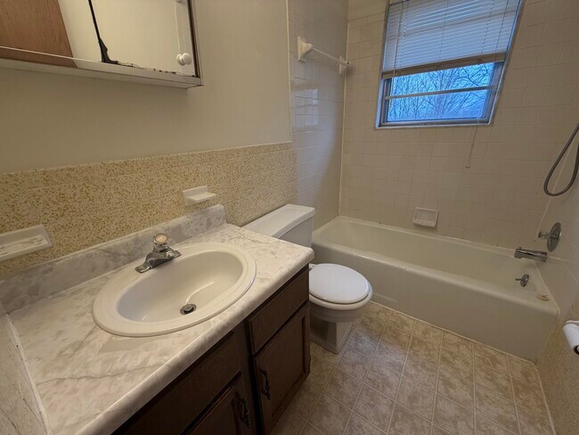 Building Photo - 2205 Warwick St