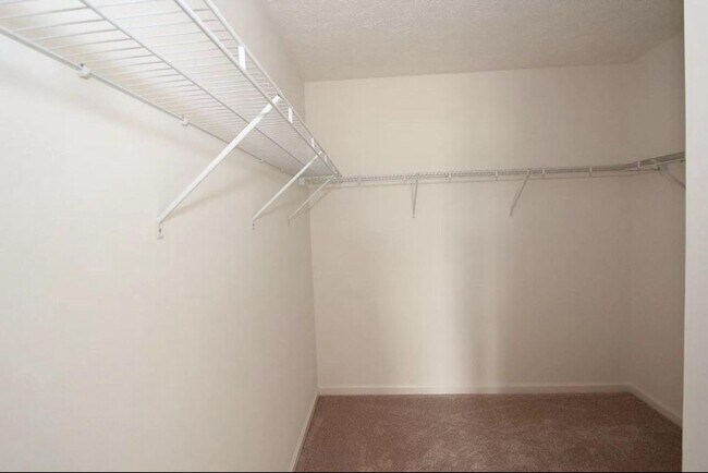 Building Photo - 2425 Cushing Dr