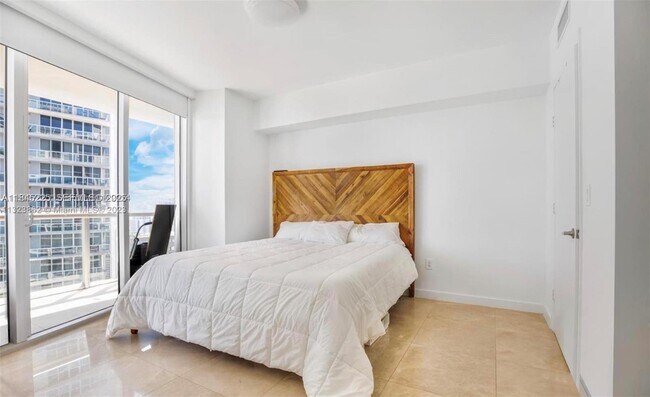 Building Photo - 475 Brickell Ave