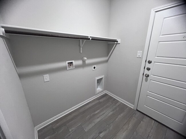 Building Photo - Luxury Townhouse in Cibolo