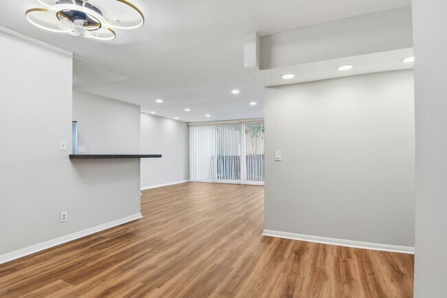 Building Photo - 6542 Ocean Crest Dr