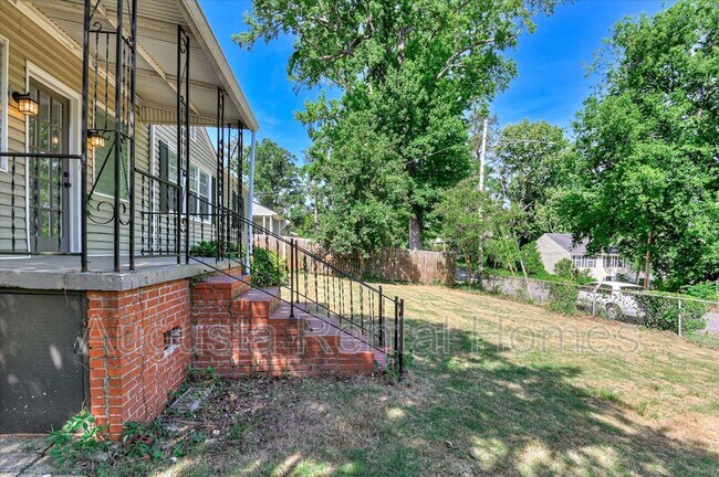 Building Photo - 3210 York Dr