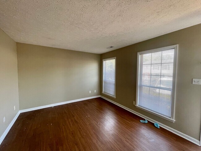 Building Photo - 1450 Ashbourne Dr