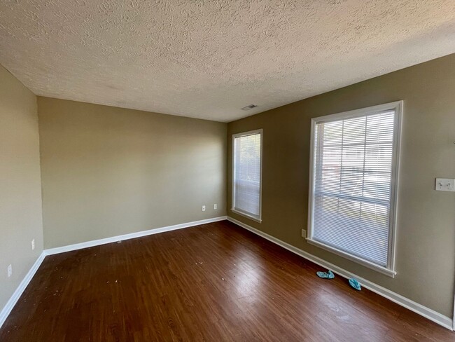 Building Photo - Townhome off Wiggington Road