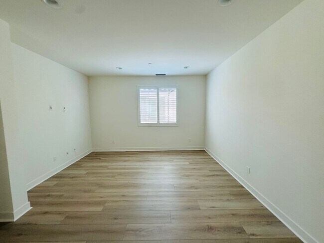 Building Photo - 8631 Mission Villa Dr
