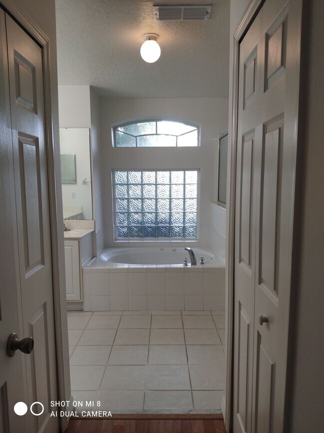 Building Photo - 3/2/2 House with screened in porch, on a c...