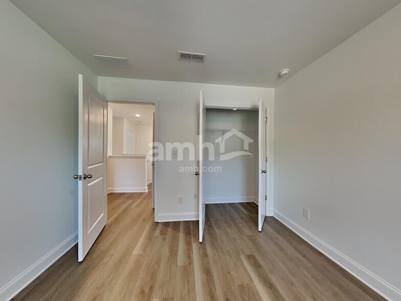 Building Photo - 6050 Rosemore Ln