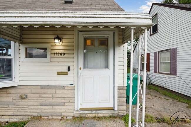 Building Photo - $1250 - 3 bedroom Eastpointe