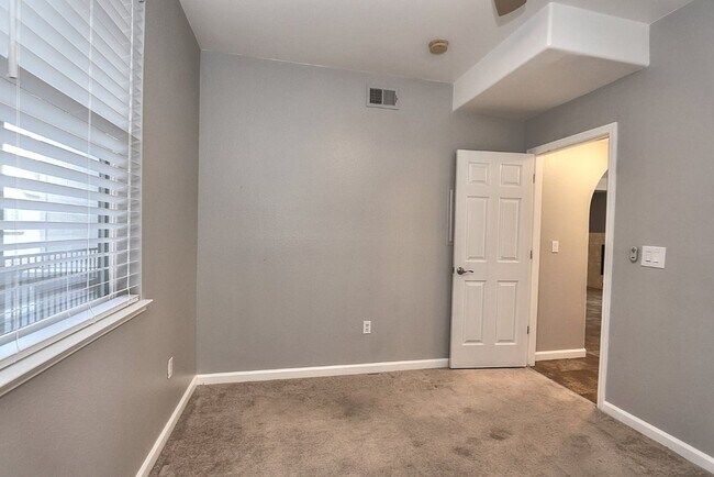 Building Photo - Beautiful Condo in Gated Community for Rent!