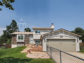 Building Photo - Conveniently Located Tri-Level