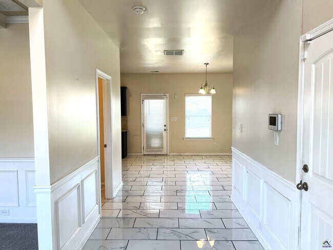 Building Photo - 807 Citrona Dr