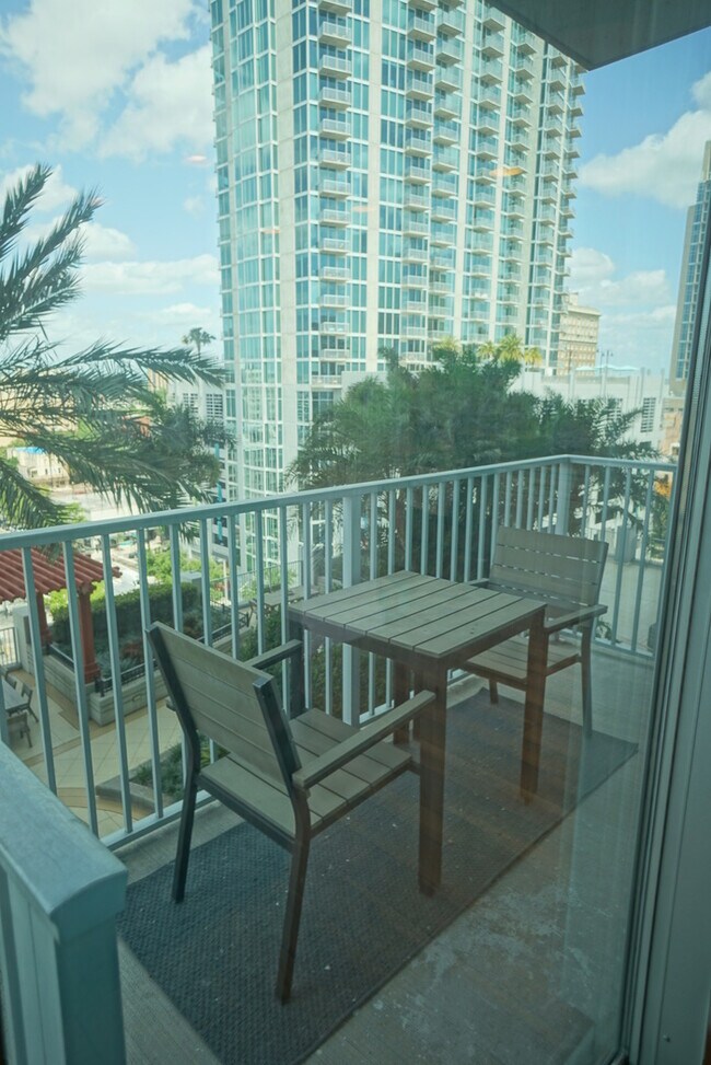 Building Photo - Luxury 1BR Skypoint Condo in Downtown Tampa