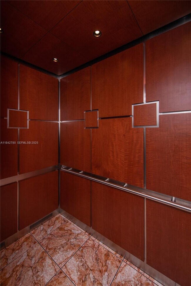 Building Photo - 401 Golden Isles Dr