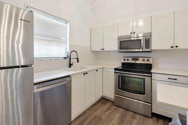 Building Photo - 3BR Pet-Friendly Rental w/ Large Fenced Backyard & Screened-in Lanai
