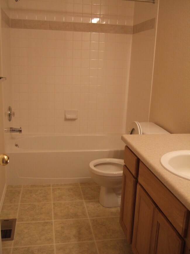 Building Photo - 3 Bedroom End Unit Townhome