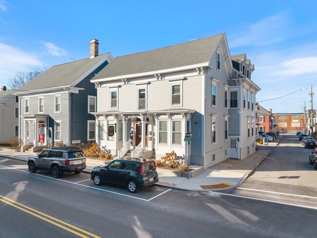 Building Photo - 303 Islington St