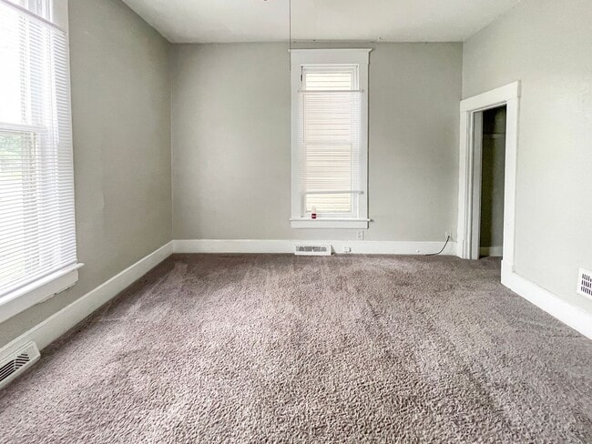 Building Photo - PRELEASING for AUGUST! Close to Campus: Dishwasher and Washer/Dryer Included