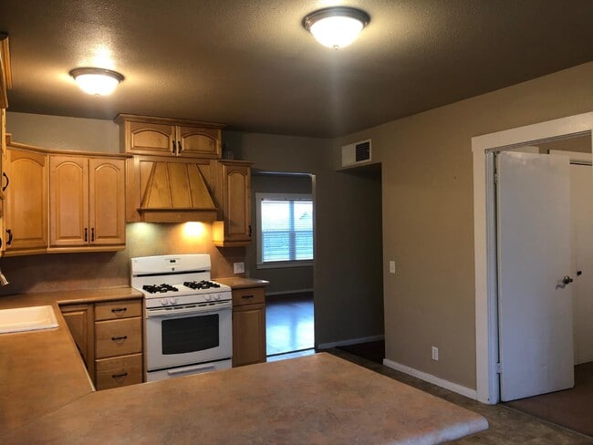 Building Photo - 7902 Clinton Ave