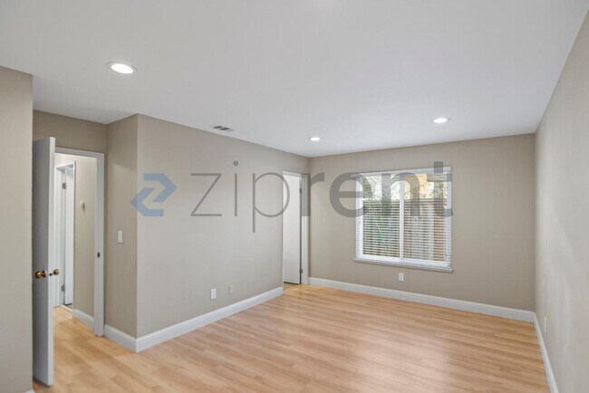 Building Photo - 33739 Slender Ct