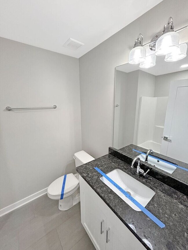 Building Photo - Modern 3-Bedrooms Townhome with Natural Li...
