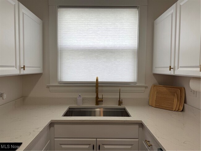 Building Photo - 1320 W 108th St