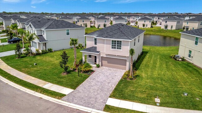 Building Photo - Lakewood Ranch Newer Build - 5 Bedroom Home