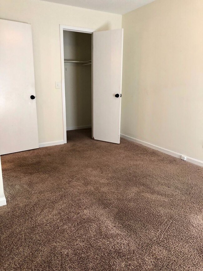 Building Photo - 119 Village Green