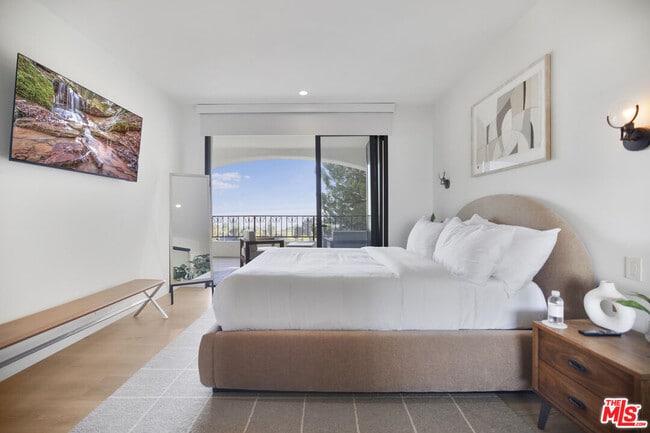 Building Photo - 7212 Mulholland Dr