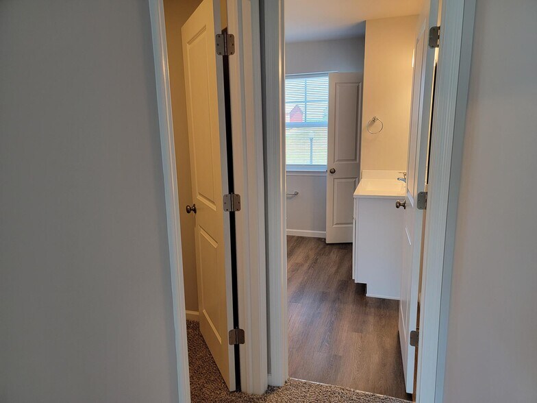 Building Photo - 3 Cobblestone Ct