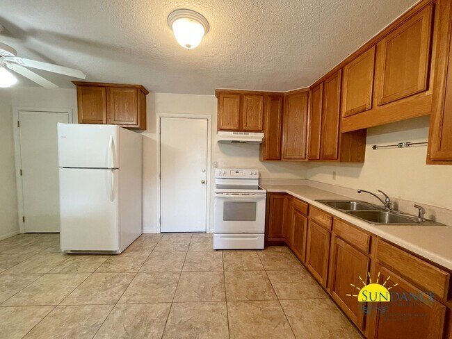 Building Photo - Charming 3-Bedroom plus Office located in between Hurlburt and Eglin AFB!