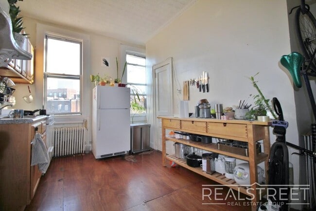 Building Photo - Spacious 1.5 BED in Bushwick/East Williams...
