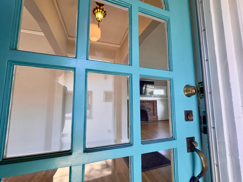 Building Photo - 2309 Derby St