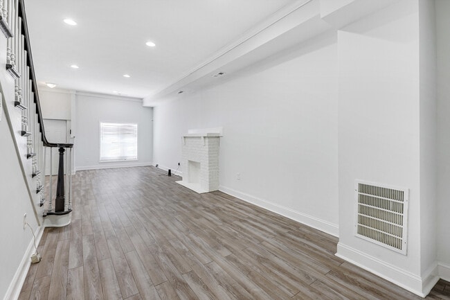 Building Photo - 725 N Patterson Park Ave