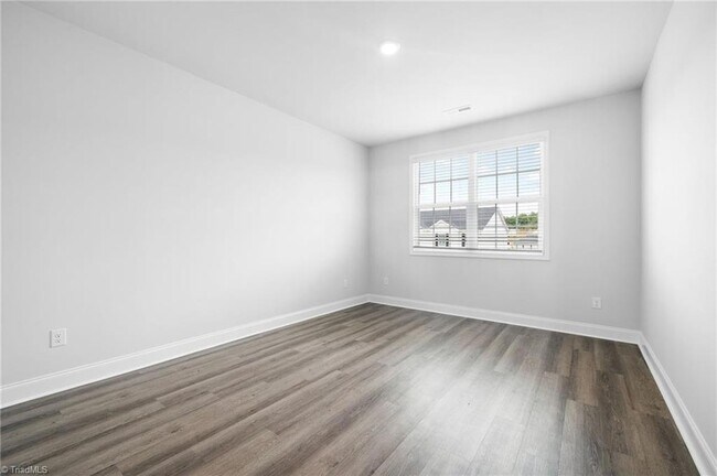 Building Photo - 1729 University Dr