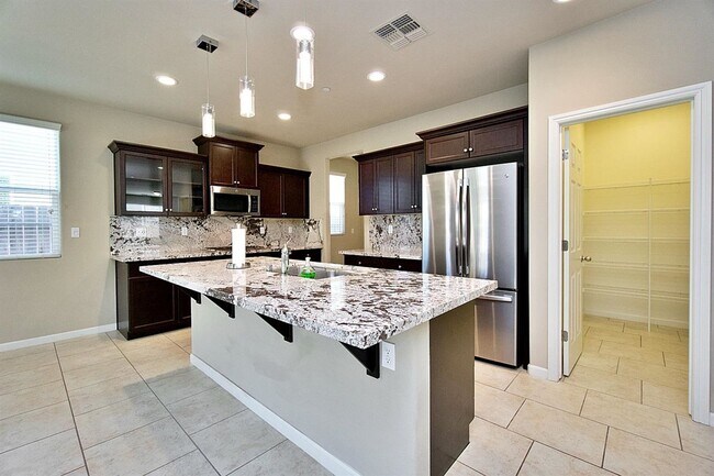 Building Photo - Beautiful 3/2.5 near Clovis East High School