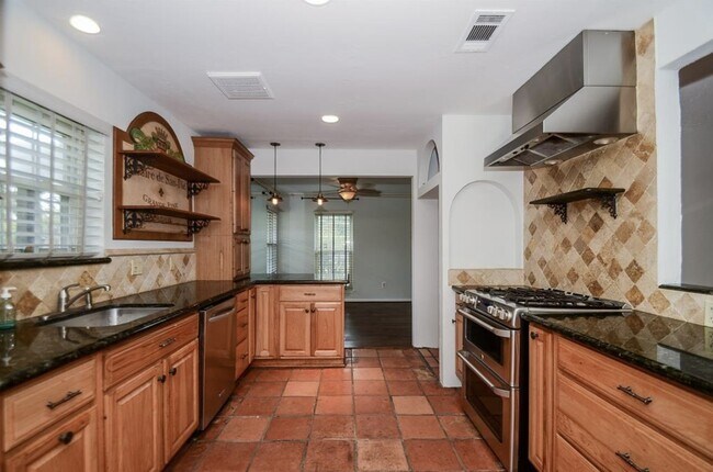 Building Photo - 13814 Lynnwood Ln