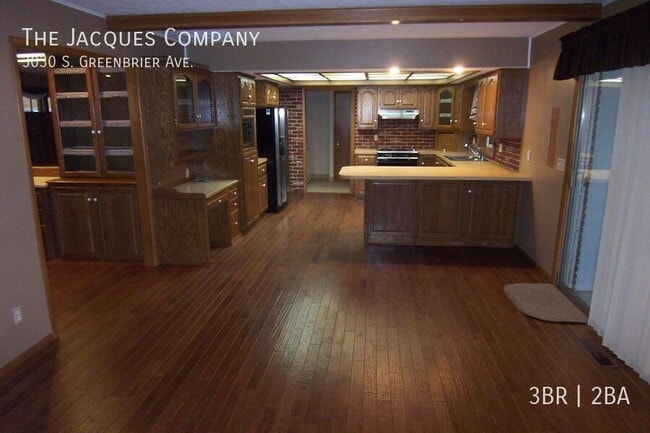 Building Photo - 3030 S Greenbrier Ave