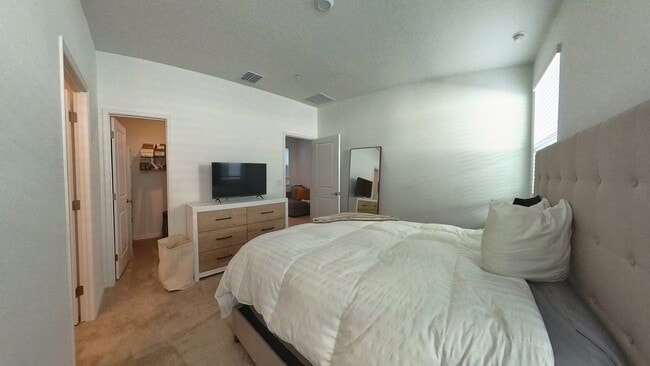 Building Photo - 554 Orient Ave