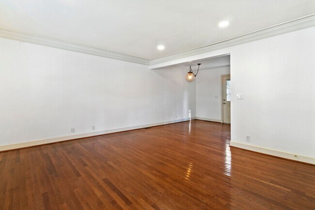 Building Photo - 552 Savannah Hwy