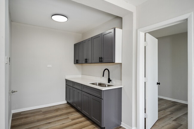 Building Photo - 1206 W 83rd St