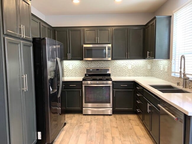 Building Photo - 3150 N Ventura Rd