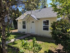 Building Photo - 840 Marks Dr NE